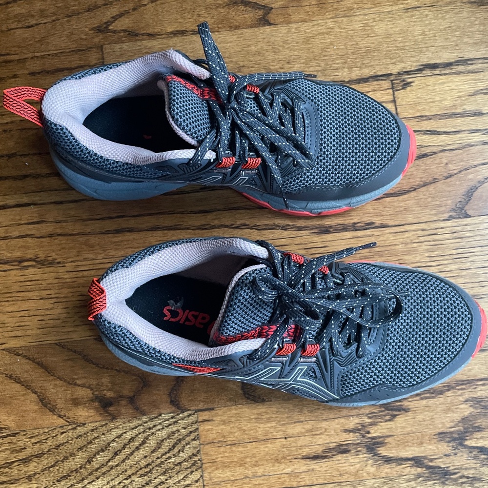 Oasics ladies tennis shoes